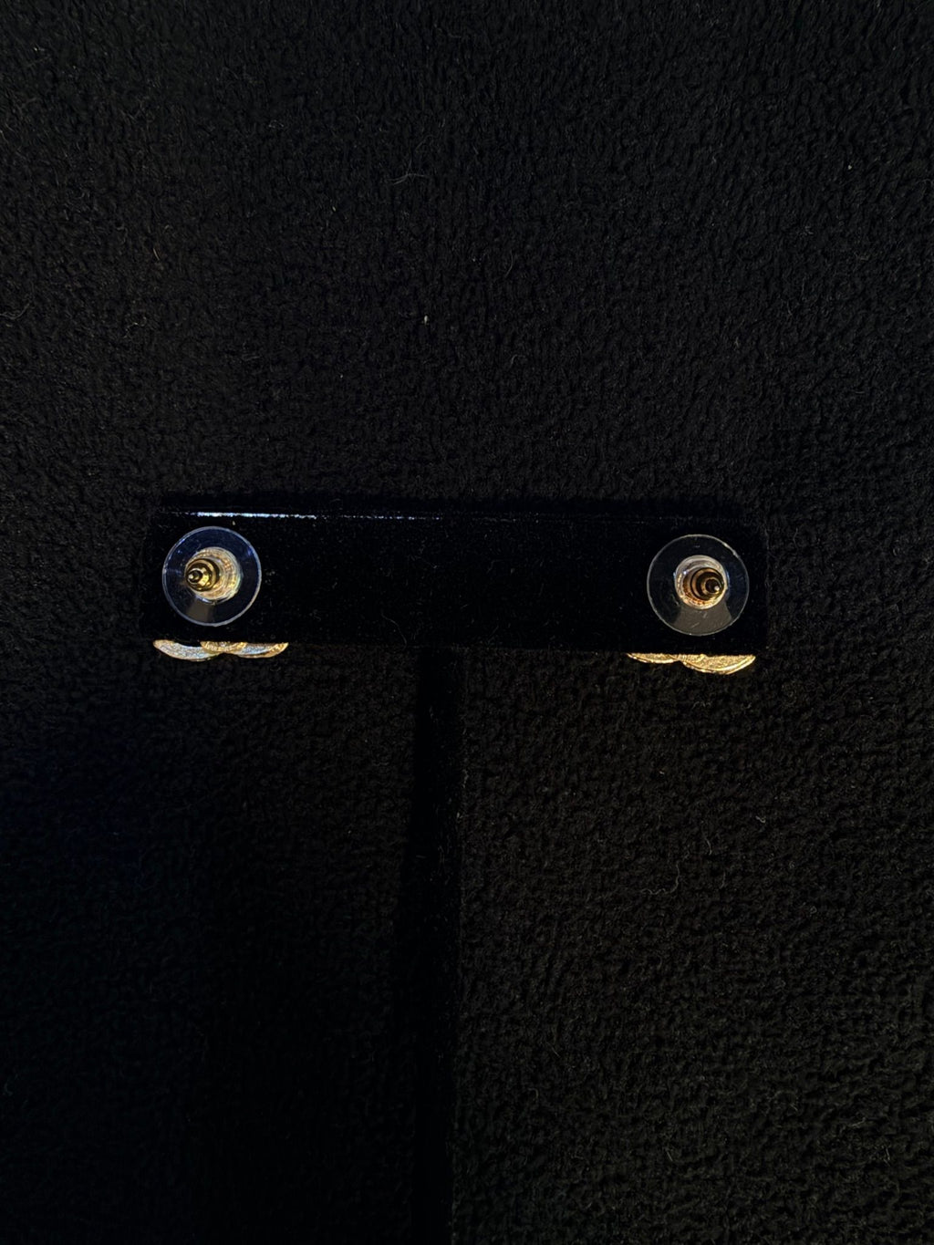 Chanel 1995 Gold & pearl CC logo Piercing.