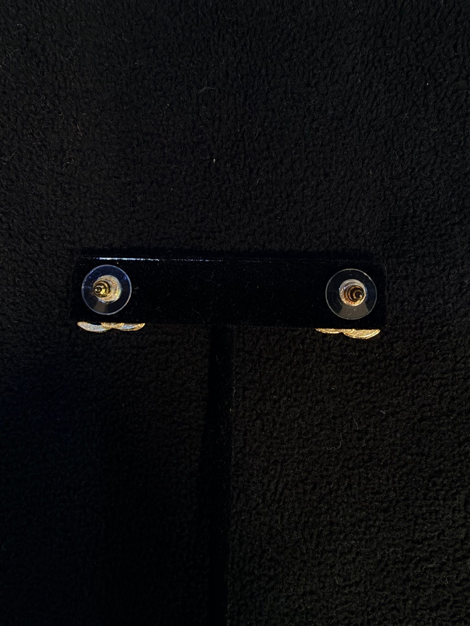 Chanel 1995 Gold & pearl CC logo Piercing.