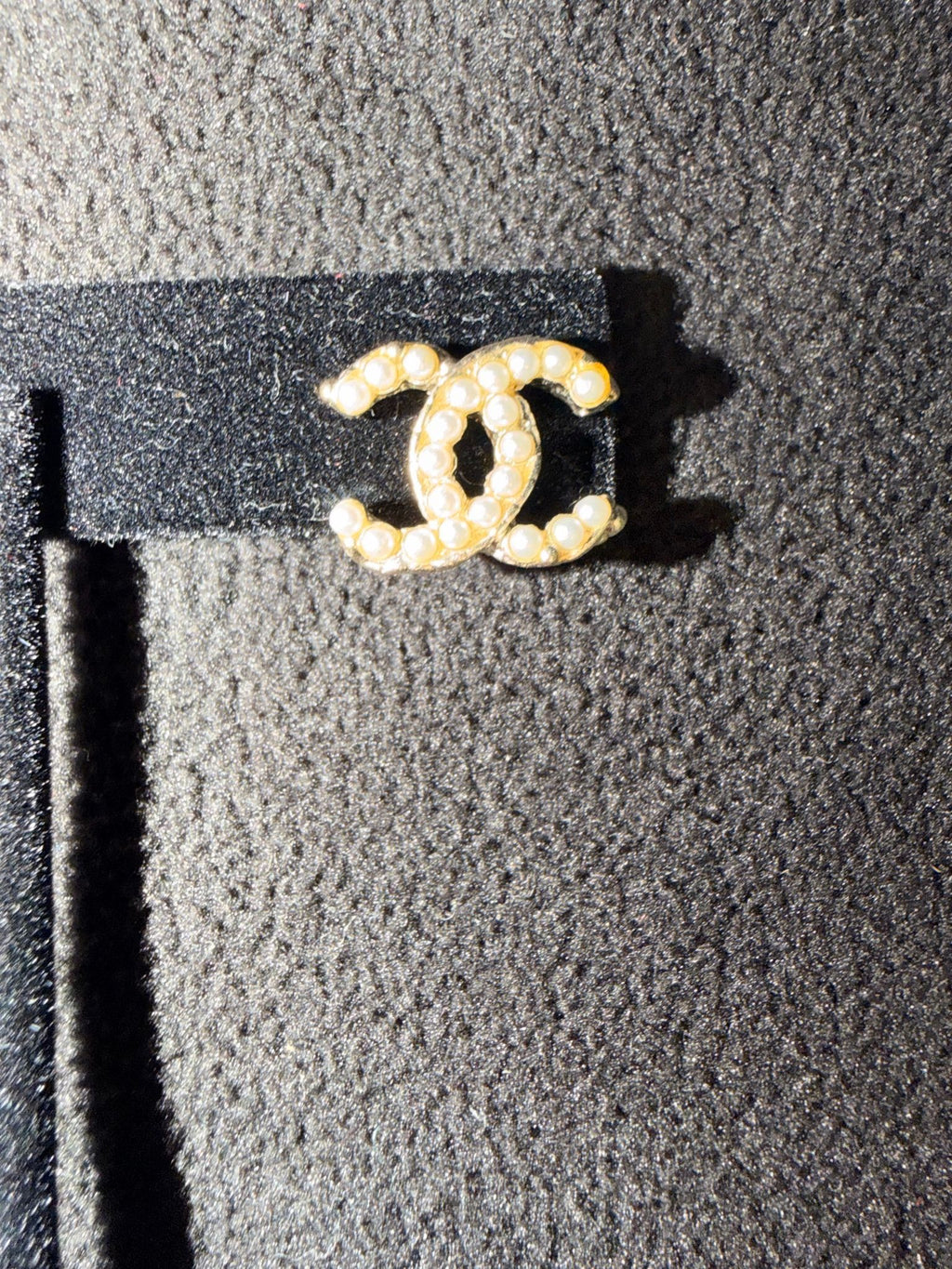 Chanel 1995 Gold & pearl CC logo Piercing.