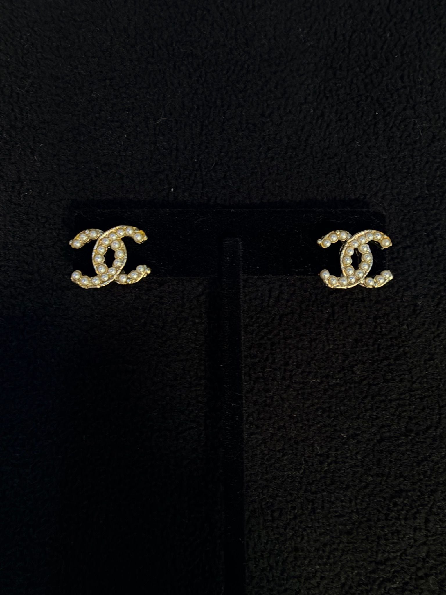 Chanel 1995 Gold & pearl CC logo Piercing.