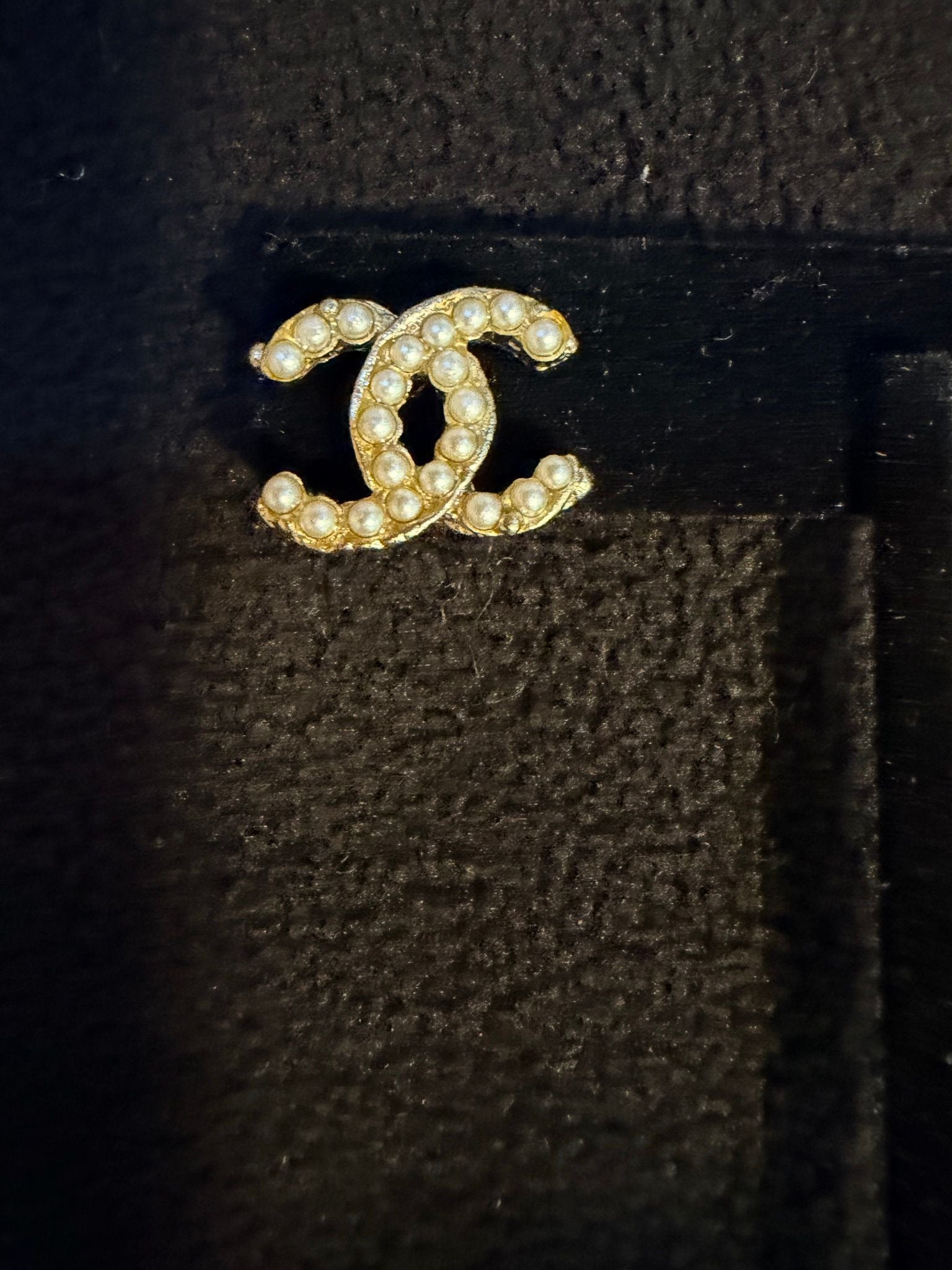 Chanel 1995 Gold & pearl CC logo Piercing.
